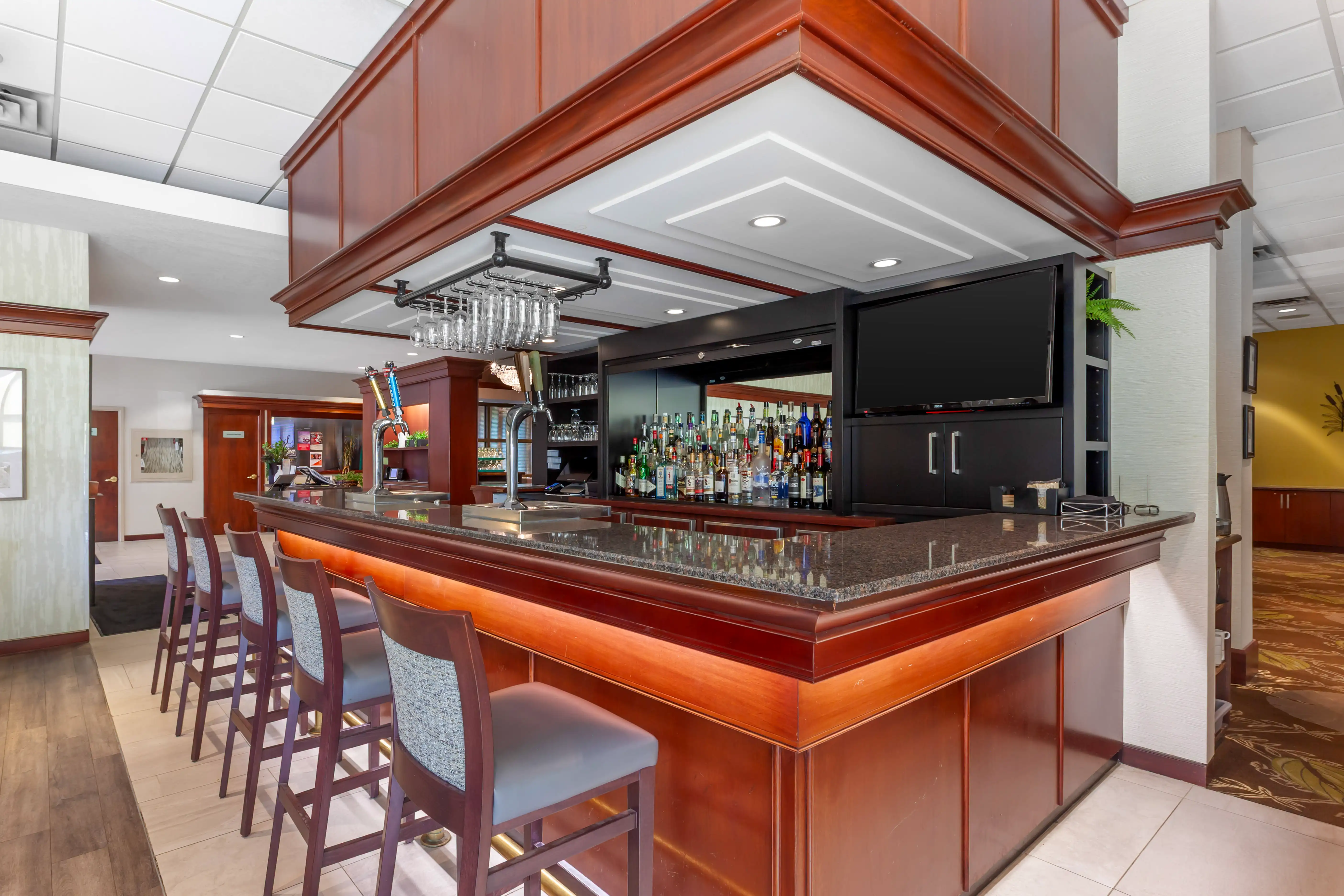 Bar & Lounge